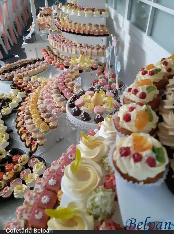 Candy bar cu miniprăjituri aranjate pe etajere — Belpan Suceava