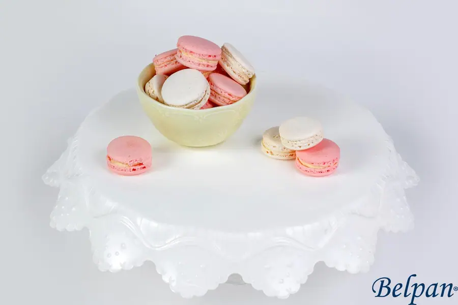 Macarons în bol de ciocolată albă — Belpan Suceava