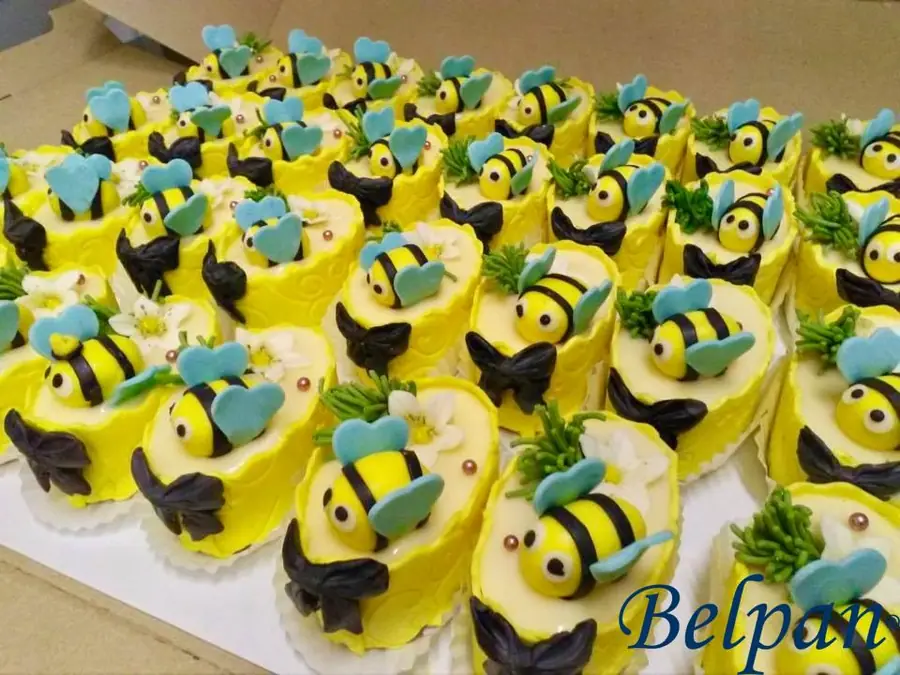 Monoporții de tort decorate ca albinuțe — Belpan Suceava